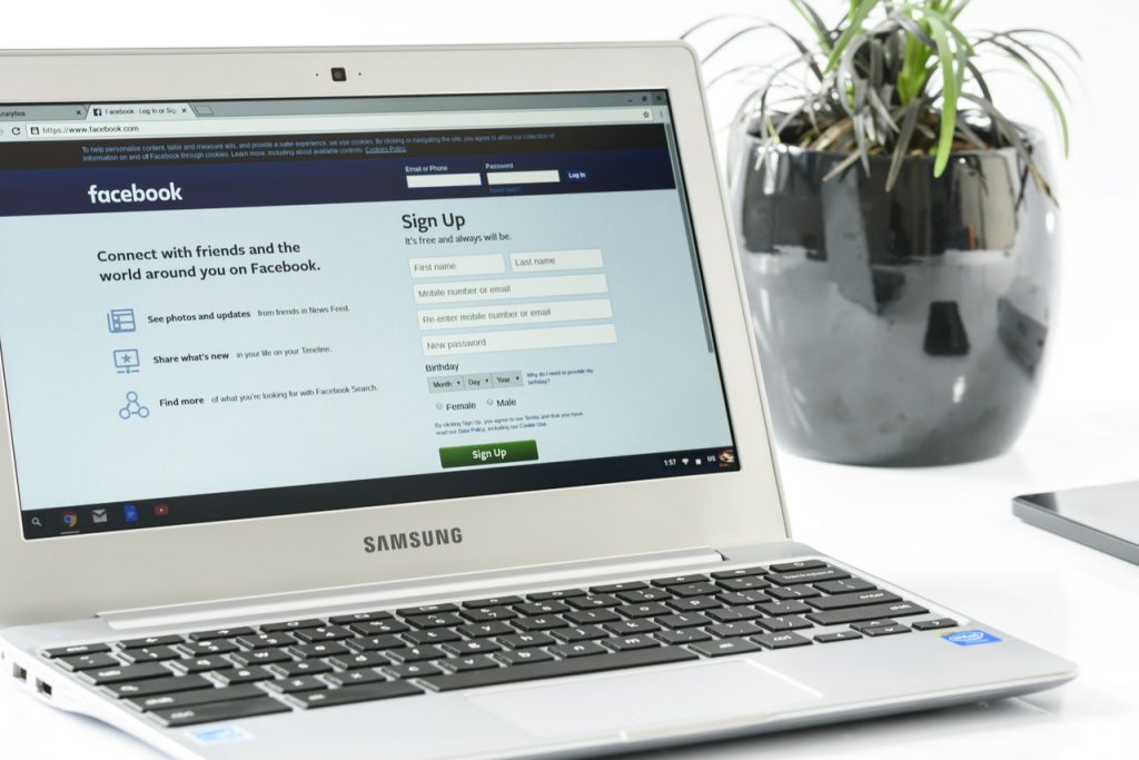 laptop z logowaniem do facebook ads